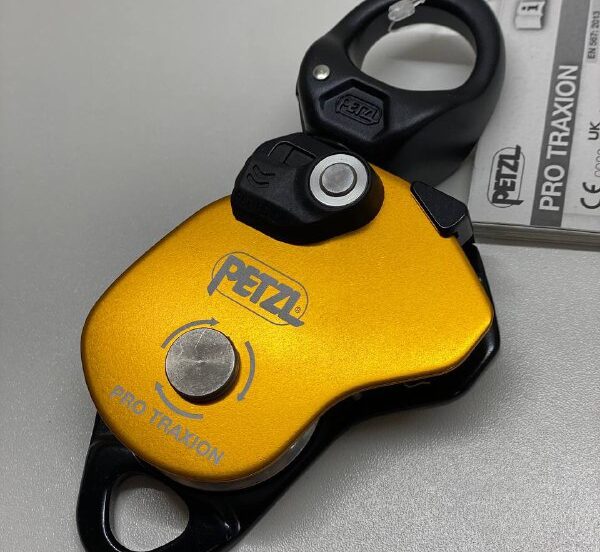 Высокоэффективный ролик с зажимом и вертлюгом PETZL PRO TRAXION