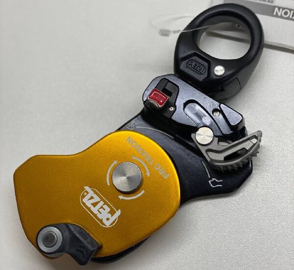 Высокоэффективный ролик с зажимом и вертлюгом PETZL PRO TRAXION
