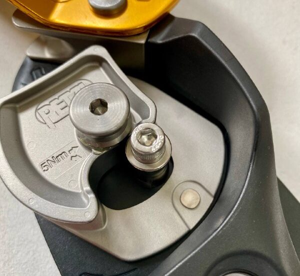 Спусковое устройство PETZL RIG REPAIR 2026г со сменным штуцером