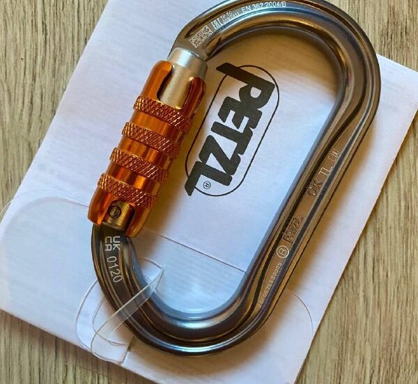 Легкий овальный карабин PETZL OK TL с муфтой TRIACT-LOCK