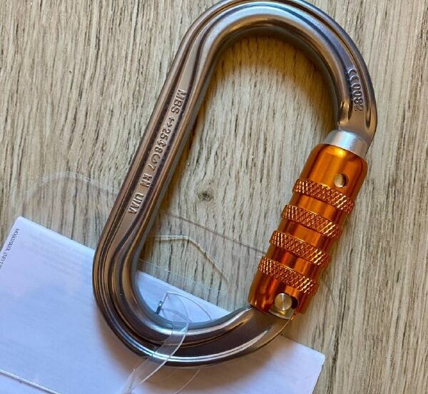 Легкий овальный карабин PETZL OK TL с муфтой TRIACT-LOCK